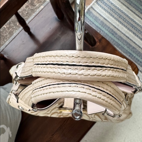 Coach Lynn hobo, beige signature canvas w/blush pink patent leather trim. EUC. - Picture 11 of 11